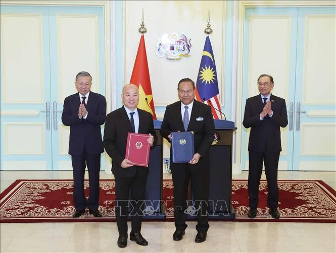 El secretario general del PCV, To Lam, y el primer ministro de Malasia, Anwar Ibrahim, presenciaron la firma de documentos de cooperación entre los dos países. (Foto: VNA)