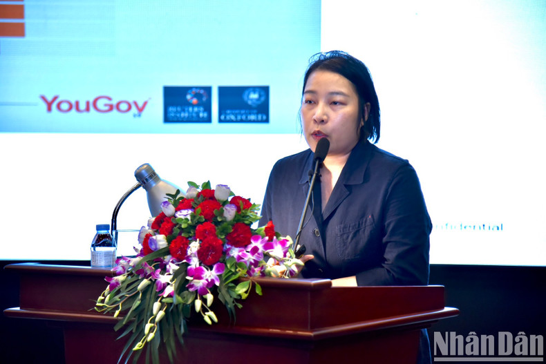 Nguyen Thuy Duong, experta en el programa Google News Initiative (GNI) del Grupo Google, hace una presentación en la conferencia.