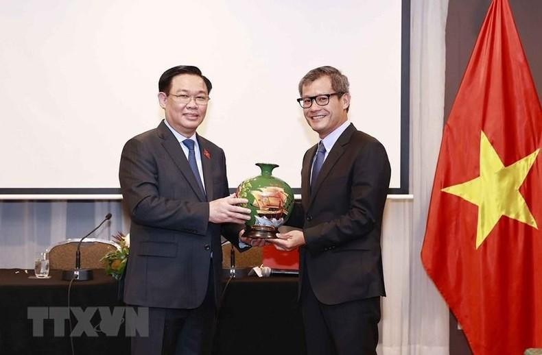 Dinh Hue entrega recuerdos a los delegados. (Fotografía: VNA)