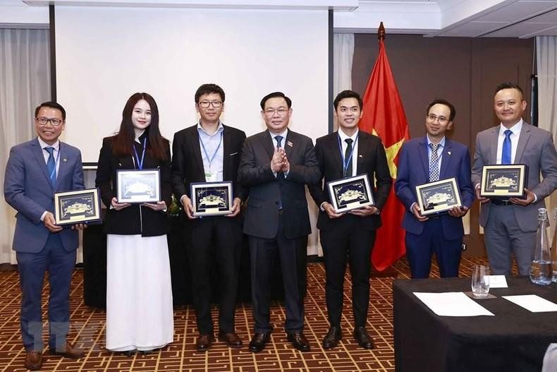 Dinh Hue entrega recuerdos a los delegados. (Fotografía: VNA)