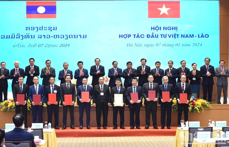 El primer ministro Pham Minh Chinh y su homólogo de Laos, Sonexay Siphandone, presencian la entrega de documentos de cooperación entre los dos países. El primer ministro Pham Minh Chinh y su homólogo de Laos, Sonexay Siphandone, presencian la entrega de documentos de cooperación entre los dos países.