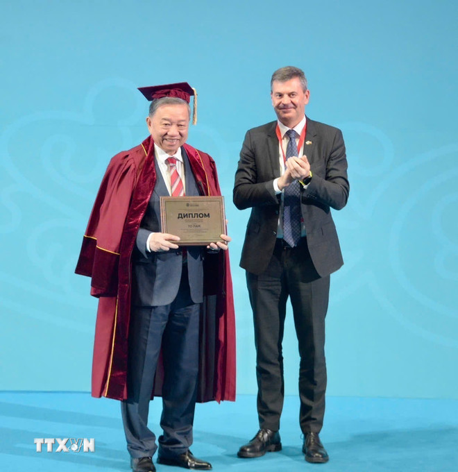 El secretario general del Partido Comunista de Vietnam, To Lam, recibe el título de “Profesor Honorario” de RANEPA. (Foto: VNA)