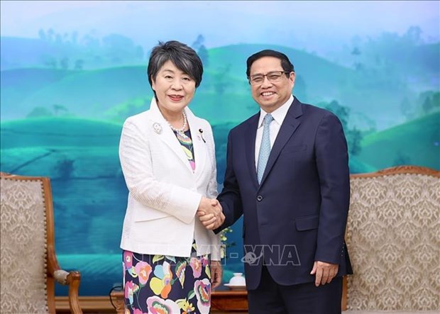 La ministra nipona de Asuntos Exteriores, Kamikawa Yoko, fue recibida por el primer ministro de Vietnam, Pham Minh Chinh. (Fuente: VNA) La ministra nipona de Asuntos Exteriores, Kamikawa Yoko, fue recibida por el primer ministro de Vietnam, Pham Minh Chinh. (Fuente: VNA)