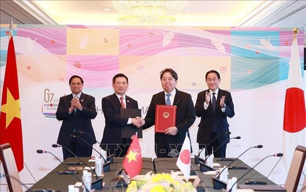 Minh Chinh y Kishida presenciaron la firma de proyectos de cooperación (Fuente:VNA) Minh Chinh y Kishida presenciaron la firma de proyectos de cooperación (Fuente:VNA)