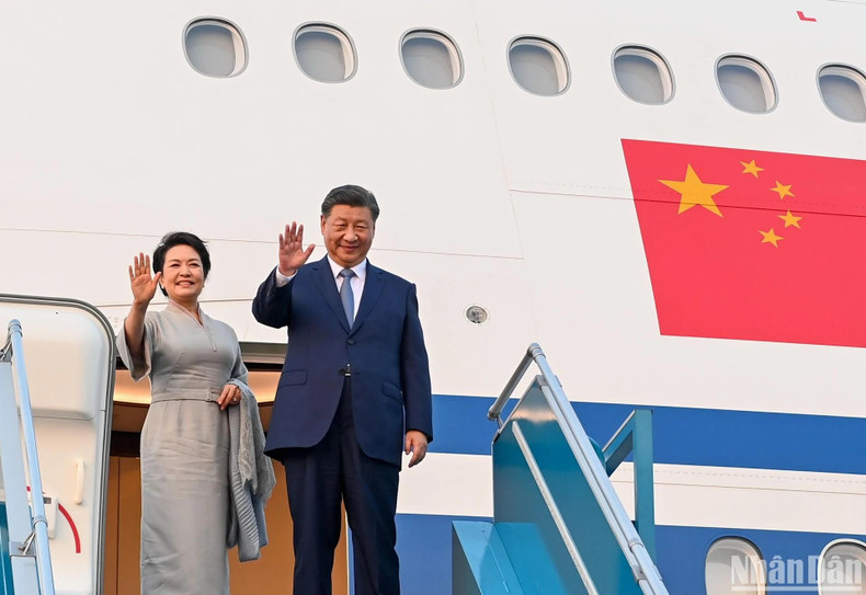 El secretario general del Comité Central del Partido Comunista de China y presidente de ese país, Xi Jinping, y su esposa concluyen la visita de Estado a Vietnam. (Fuente: Nhan Dan) El secretario general del Comité Central del Partido Comunista de China y presidente de ese país, Xi Jinping, y su esposa concluyen la visita de Estado a Vietnam. (Fuente: Nhan Dan)