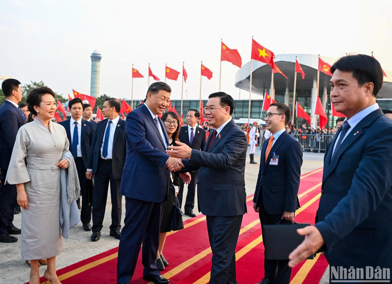 El presidente de la Asamblea Nacional de Vietnam, Vuong Dinh Hue, despide al secretario general del Comité Central del Partido Comunista de China y presidente de ese país, Xi Jinping, en el aeropuerto internacional de Noi Bai. (Fuente: Nhan Dan) El presidente de la Asamblea Nacional de Vietnam, Vuong Dinh Hue, despide al secretario general del Comité Central del Partido Comunista de China y presidente de ese país, Xi Jinping, en el aeropuerto internacional de Noi Bai. (Fuente: Nhan Dan)