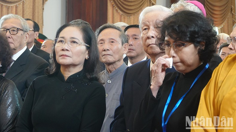 Muchas personas no pueden contener las lágrimas.