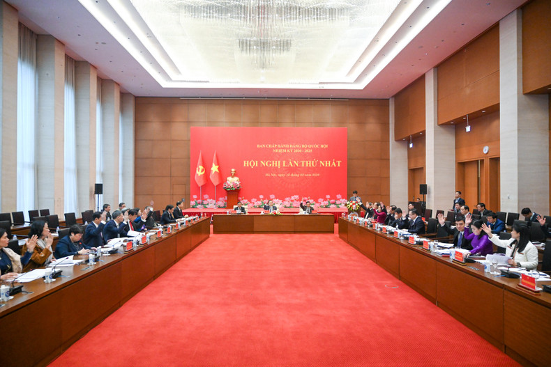 El Buró Ejecutivo del Partido de la ANV vota para aprobar el programa de trabajo en la primera conferencia. El Buró Ejecutivo del Partido de la ANV vota para aprobar el programa de trabajo en la primera conferencia.