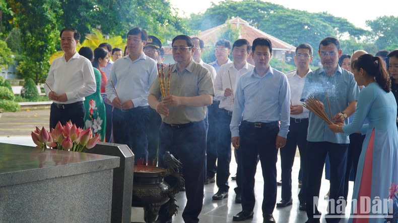 El primer ministro Pham Minh Chinh ofrece inciensos en la tumba del padre del presidente Ho Chi Minh. El primer ministro Pham Minh Chinh ofrece inciensos en la tumba del padre del presidente Ho Chi Minh.