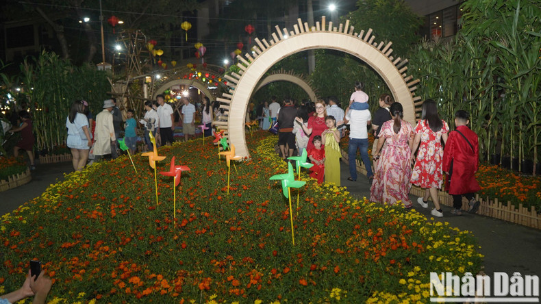 Mucha gente se reúne en la calle de flores, en el barrio Phu My Hung del distrito 7, para tomar fotografías en vísperas del Año Nuevo Lunar 2025. Mucha gente se reúne en la calle de flores, en el barrio Phu My Hung del distrito 7, para tomar fotografías en vísperas del Año Nuevo Lunar 2025.