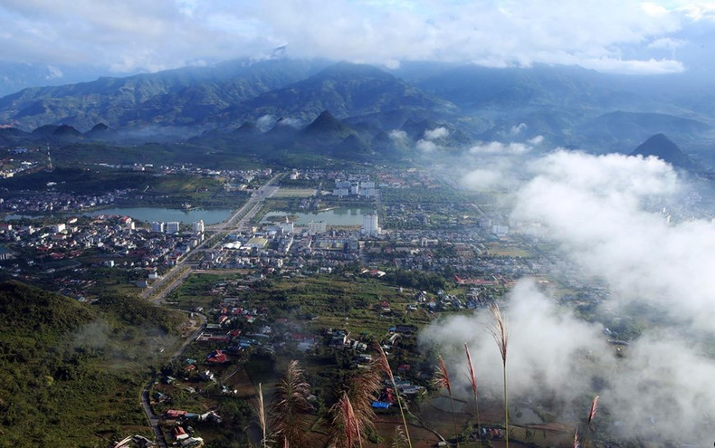 Al pararse en la cima de Lao Ty Phung, los turistas pueden contemplar la ciudad de Lai Chau escondida entre las nubes. (Foto: VNA)