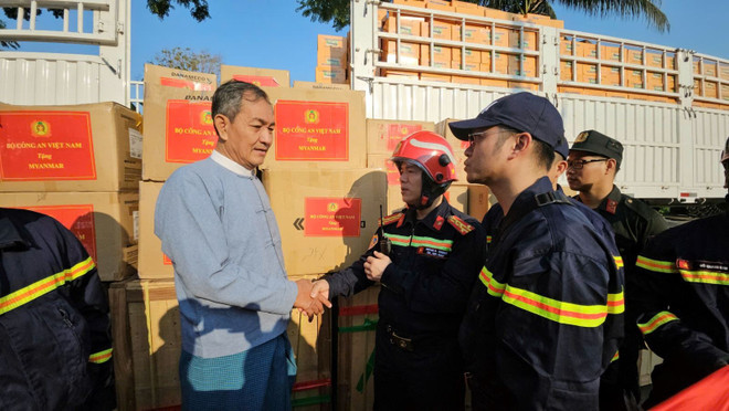 El coronel Nguyen Minh Khuong, jefe de la delegación del Ministerio de Seguridad Pública de Vietnam, entregó obsequios de ayuda a Myanmar. (Foto: VNA)