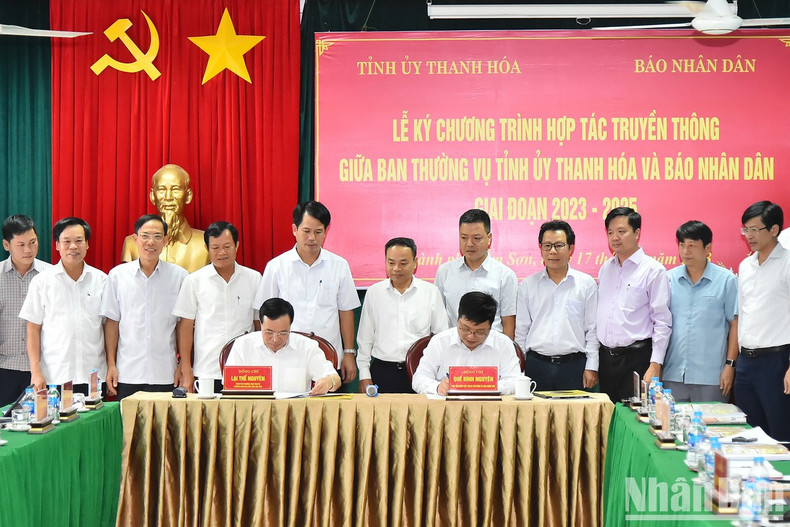 El redactor subjefe de Nhan Dan, Que Dinh Nguyen, y el subsecretario permanente del Comité del Partido en Thanh Hoa, Lai The Nguyen, firman el programa de cooperación. El redactor subjefe de Nhan Dan, Que Dinh Nguyen, y el subsecretario permanente del Comité del Partido en Thanh Hoa, Lai The Nguyen, firman el programa de cooperación.