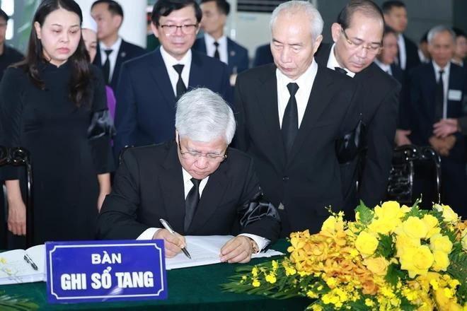 Do Van Chien, miembro del Buró Político, secretario del Comité Central del Partido y presidente del Comité Central del Frente de la Patria de Vietnam (FPV), escribe en el libro de condolencias. (Foto: VNA) Do Van Chien, miembro del Buró Político, secretario del Comité Central del Partido y presidente del Comité Central del Frente de la Patria de Vietnam (FPV), escribe en el libro de condolencias. (Foto: VNA)