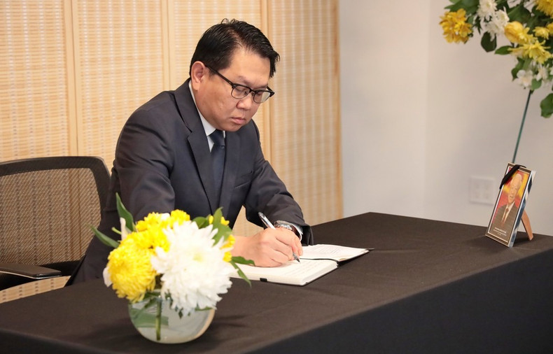 El embajador Anouparb Vongnorkeo, jefe de la misión permanente de Laos ante la ONU, firma el libro de condolencias. (Foto: VNA) El embajador Anouparb Vongnorkeo, jefe de la misión permanente de Laos ante la ONU, firma el libro de condolencias. (Foto: VNA)