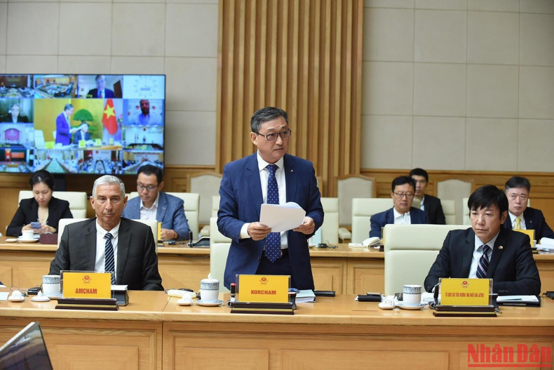 Representante de la Asociación de Empresarios Surcoreanos en Vietnam (Korcham), habla en la cita.