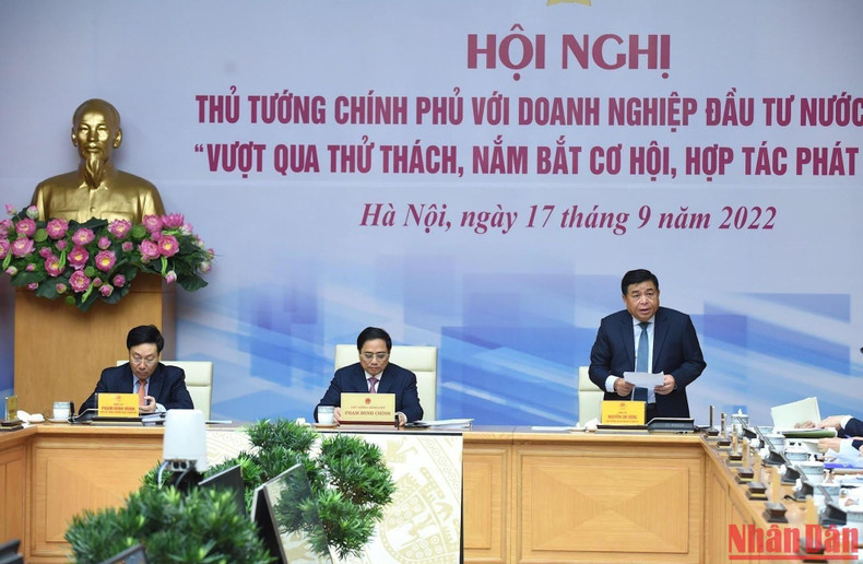 El ministro de Planificación e Inversiones, Nguyen Chi Dung, informa sobre las actividades de inversión extranjera en Vietnam.