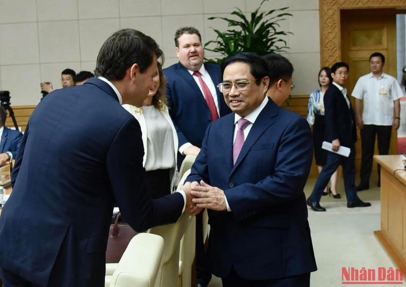 El primer ministro, Pham Minh Chinh, y los delegados en la conferencia.