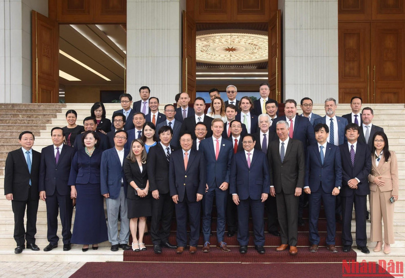 El primer ministro, Pham Minh Chinh, y los asistentes al evento.