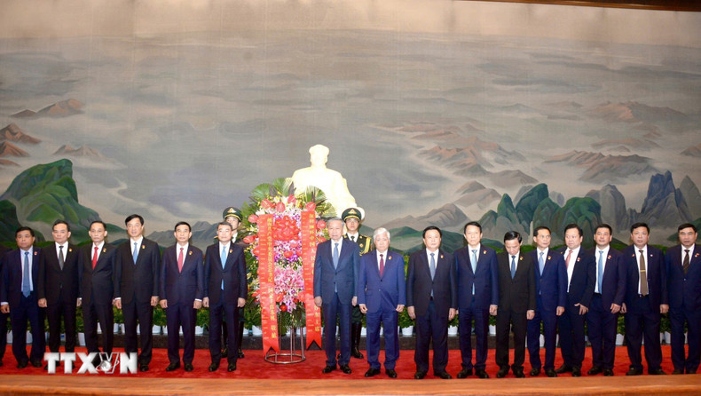 To Lam y los delegados en la visita. (Foto: VNA) To Lam y los delegados en la visita. (Foto: VNA)