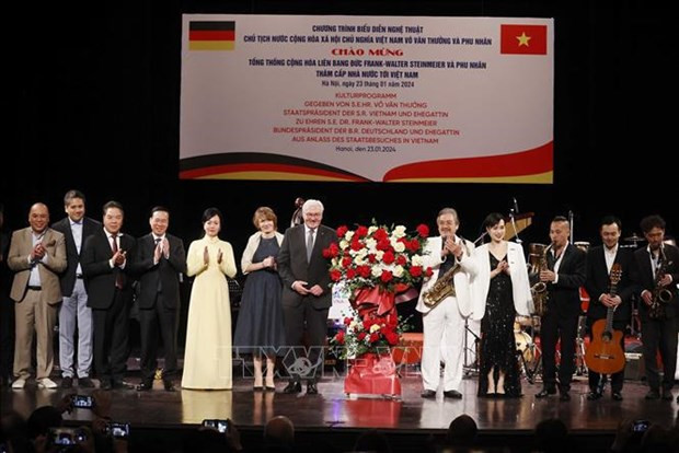 El presidente de Vietnam, Vo Van Thuong, y su esposa, y el mandatario alemán Frank-Walter Steinmeier y su cónyuge, toman foto con artistas. (Foto: VNA)
