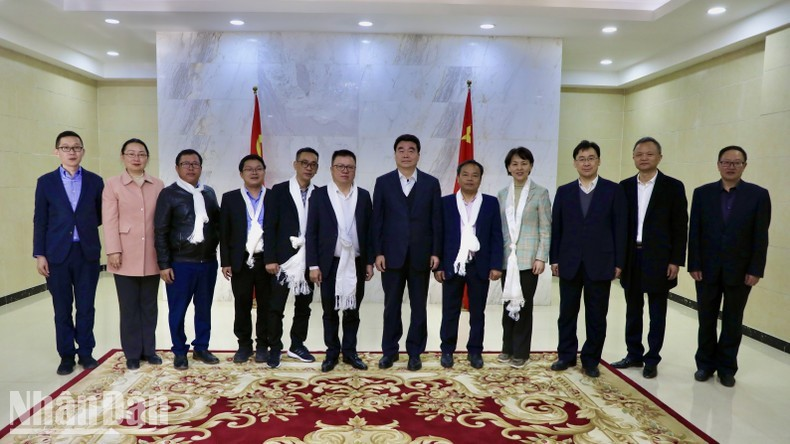 La delegación de Nhan Dan y los delegados de Tíbet. La delegación de Nhan Dan y los delegados de Tíbet.