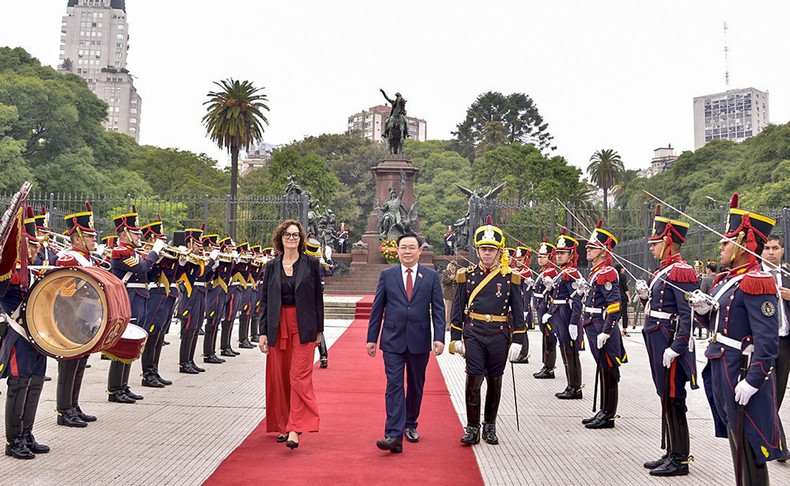 El presidente de la AN de Vietnam, Vuong Dinh Hue, revisa la guardia de honor en el Monumento dedicado al General D. José de San Martín. (Foto: Le Tuyet)