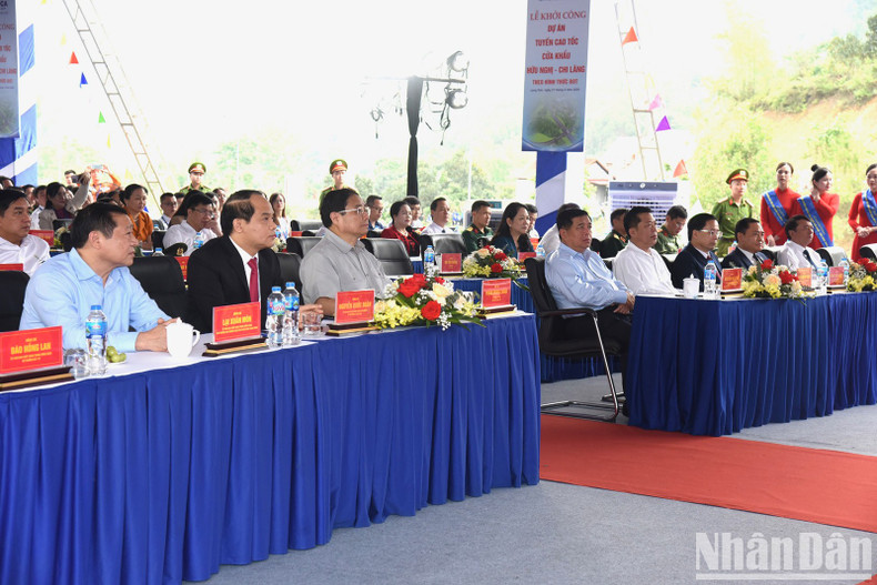 Minh Chinh asiste al acto.