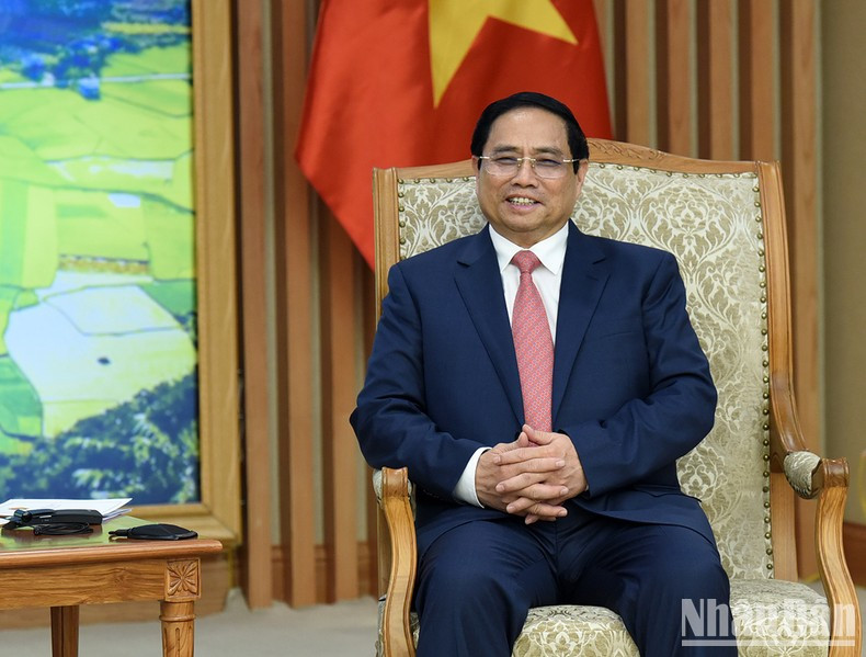 Minh Chinh transmitió los mejores deseos del secretario general del PCV de Vietnam, Nguyen Phu Trong y de los dirigentes vietnamitas al rey Norodom Sihamoni y la reina madre Norodom Monineath Sihanouk con motivo de la fiesta tradicional del Año Nuevo Chol Chnam Thmay de Camboya.