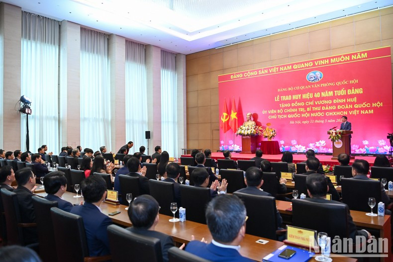 Ceremonia de entrega de la insignia al líder parlamentario.