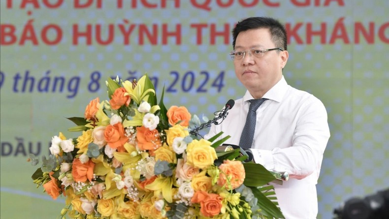 Le Quoc Minh, subjefe de la Comisión de Comunicación y Educación del Comité Central del Partido Comunista de Vietnam (PCV), presidente-editor de Nhan Dan y titular de la Asociación de Periodistas del país, habla en el acto.