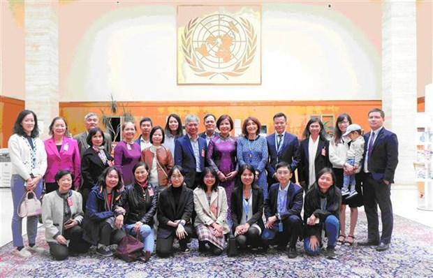La embajador Le Thi Tuyet Mai y otros miembros de la misión vietnamita en la Biblioteca de las Naciones Unidas en Ginebra. (Fotografía: VNA) La embajador Le Thi Tuyet Mai y otros miembros de la misión vietnamita en la Biblioteca de las Naciones Unidas en Ginebra. (Fotografía: VNA)