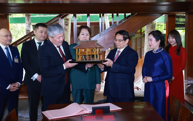 El primer ministro vietnamita, Pham Minh Chinh, y su homólogo de Kirguistán, Adylbek Kasymaliev, visitan el sitio conmemorativo al Presidente Ho Chi Minh. (Foto: VNA) El primer ministro vietnamita, Pham Minh Chinh, y su homólogo de Kirguistán, Adylbek Kasymaliev, visitan el sitio conmemorativo al Presidente Ho Chi Minh. (Foto: VNA)