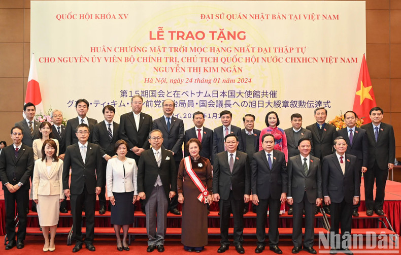 El presidente de la ANV, Vuong Dinh Hue, la ex titular de este órgano legislativo, Nguyen Thi Kim Ngan, el embajador de Japón en Vietnam, Yamada Takio, y los delegados posan para una foto de recuerdo. toman foto de recuerdo. El presidente de la ANV, Vuong Dinh Hue, la ex titular de este órgano legislativo, Nguyen Thi Kim Ngan, el embajador de Japón en Vietnam, Yamada Takio, y los delegados posan para una foto de recuerdo. toman foto de recuerdo.