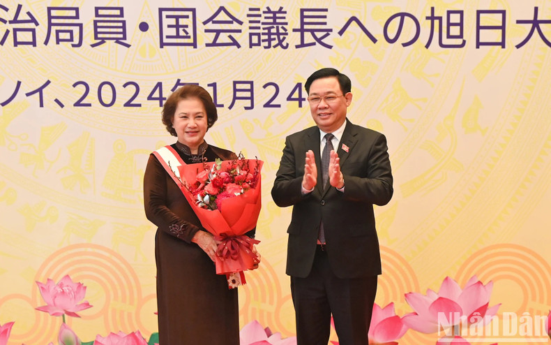 El presidente de la ANV, Vuong Dinh Hue, entrega flores para felicitar a Kim Ngan. El presidente de la ANV, Vuong Dinh Hue, entrega flores para felicitar a Kim Ngan.