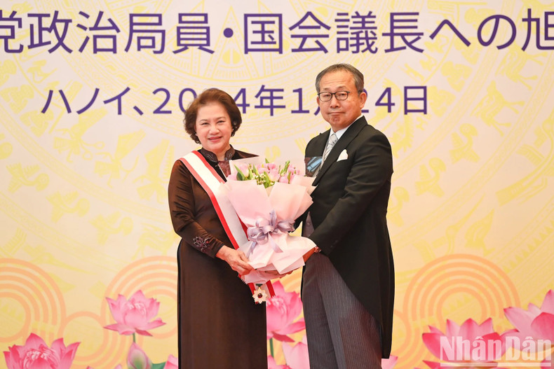 El embajador Yamada Takio entrega flores para felicitar a Kim Ngan. El embajador Yamada Takio entrega flores para felicitar a Kim Ngan.