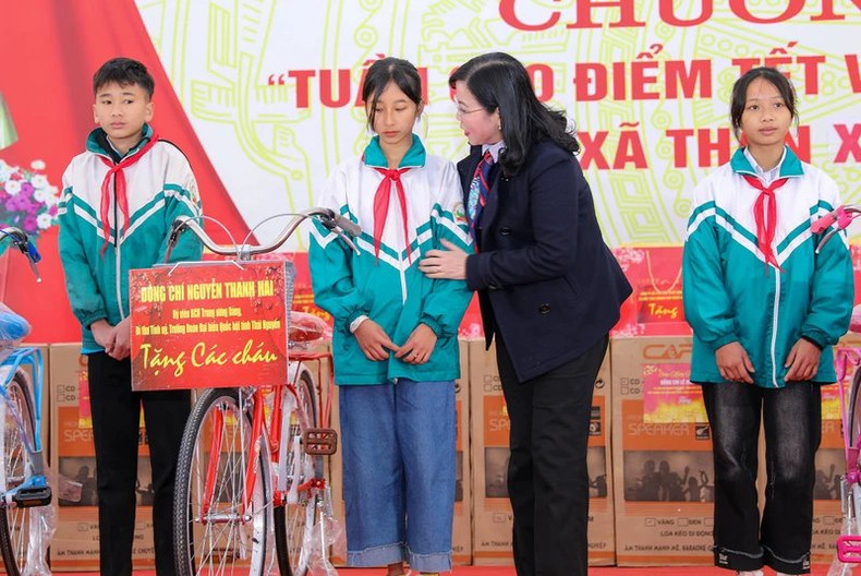 Nguyen Thanh Hai, secretaria del Comité del PCV en Thai Nguyen y jefa de la delegación de la Asamblea Nacional de la provincia, dona 100 bicicletas a estudiantes en desventajas económicas en la comuna de Than Xa.