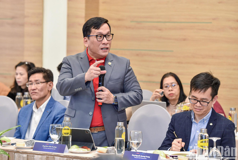 Nguyen Dinh Phuong, director ejecutivo de la aerolínea Vietjet Air interviene en la reunión.