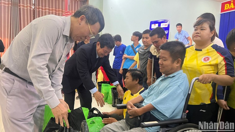 Las entidades entregan regalos a personas con discapacidad. Las entidades entregan regalos a personas con discapacidad.