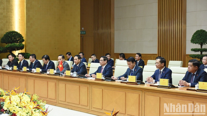 El primer ministro Pham Minh Chinh y miembros del Gobierno vietnamita en las conversaciones.