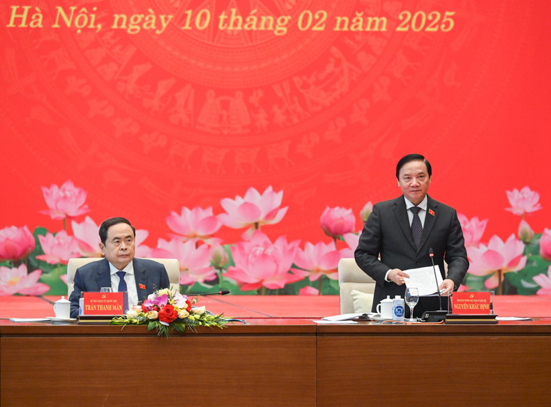 El vicesecretario del Comité partidista de la ANV y vicetitular de este órgano, Nguyen Khac Dinh, preside el debate en la conferencia. El vicesecretario del Comité partidista de la ANV y vicetitular de este órgano, Nguyen Khac Dinh, preside el debate en la conferencia.