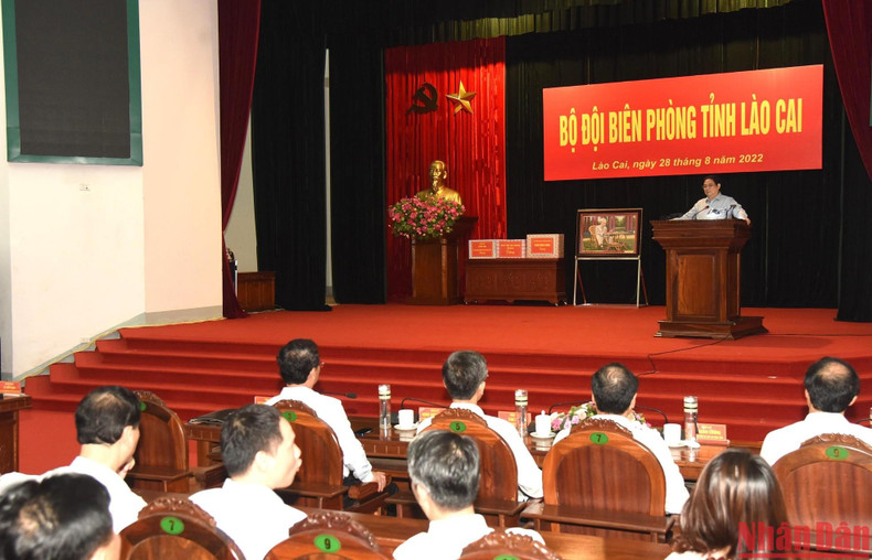 El primer ministro pidió a la Guardia Fronteriza provincial que continúe implementando de manera efectiva las tareas militares, de defensa y de guardia fronteriza, centrándose en la Resolución del Politburó No. 33-NQ/TW sobre la Estrategia Nacional de Defensa Fronteriza. El primer ministro pidió a la Guardia Fronteriza provincial que continúe implementando de manera efectiva las tareas militares, de defensa y de guardia fronteriza, centrándose en la Resolución del Politburó No. 33-NQ/TW sobre la Estrategia Nacional de Defensa Fronteriza.