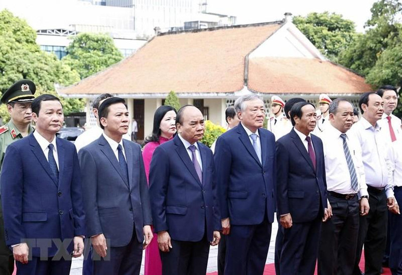 El presidente Nguyen Xuan Phuc ofrece incienso y flores en el sitio. (Foto: Thong Nhat/VNA) El presidente Nguyen Xuan Phuc ofrece incienso y flores en el sitio. (Foto: Thong Nhat/VNA)