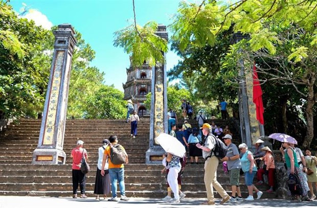 Turistas visitan la pagoda de Thien Mu. (Foto: VNA)