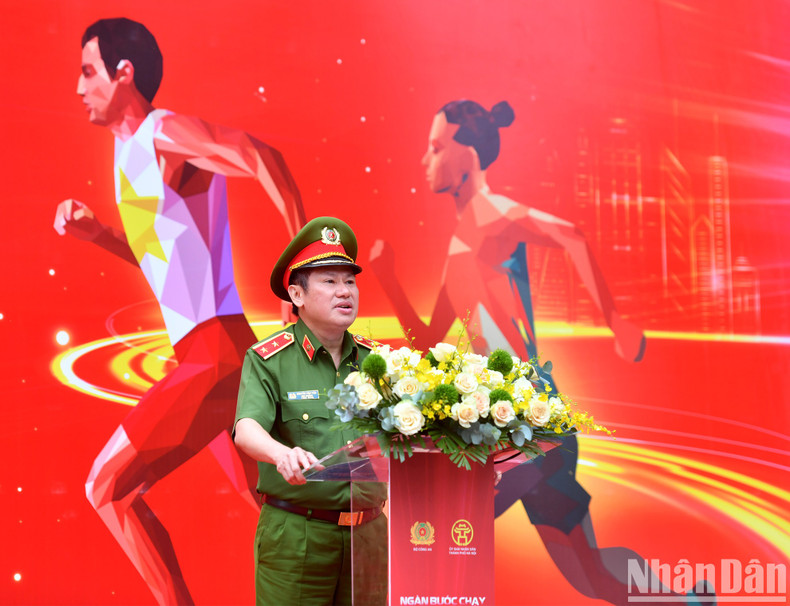 El teniente general Nguyen Van Vien, director del Departamento de Policía de Investigación de Delitos de Drogas, del Ministerio de Seguridad Pública, pronuncia el discurso de apertura de la carrera. El teniente general Nguyen Van Vien, director del Departamento de Policía de Investigación de Delitos de Drogas, del Ministerio de Seguridad Pública, pronuncia el discurso de apertura de la carrera.