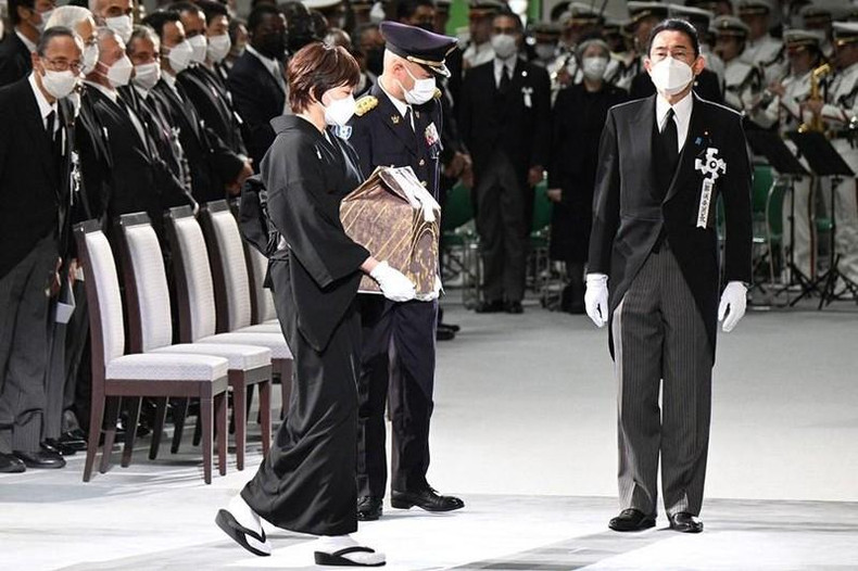 Akie Abe, la viuda de Shinzo Abe, lleva las cenizas de su fallecido marido al salón del Nippon Budokan, donde se lleva a cabo la ceremonia. (Fotografía: AFP/VNA)