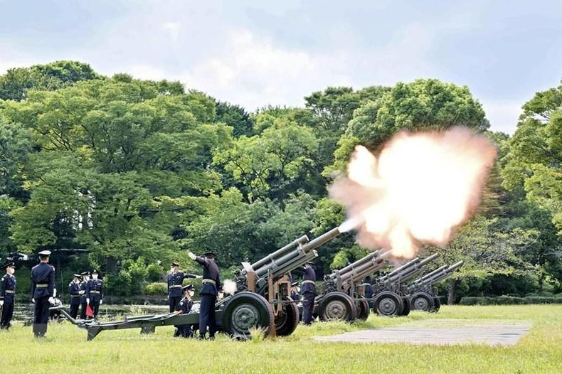 La Fuerza Terrestre de Autodefensa de Japón dispara 19 salvas de cañón en la ceremonia. (Fotografía: Kyodo/VNA)