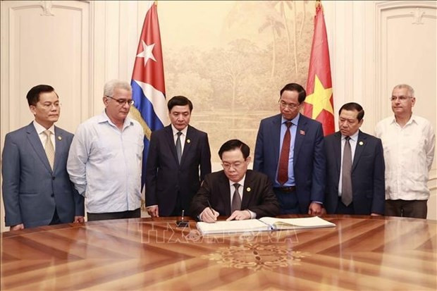 El presidente de la Asamblea Nacional de Vietnam, Vuong Dinh Hue, escribe en el libro de visitantes del Centro. (Foto: VNA) El presidente de la Asamblea Nacional de Vietnam, Vuong Dinh Hue, escribe en el libro de visitantes del Centro. (Foto: VNA)