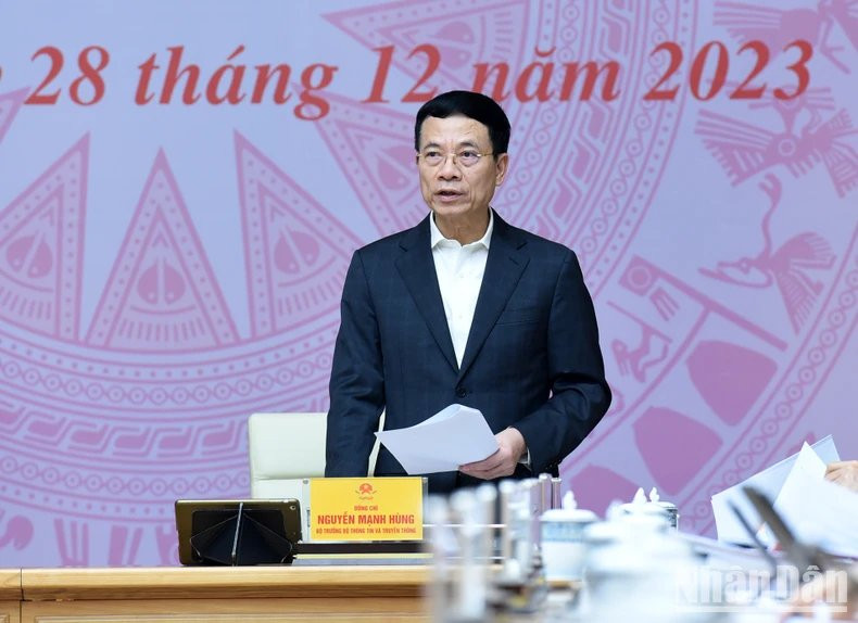 El ministro de Información y Comunicaciones, Nguyen Manh Hung, habla en la cita.
