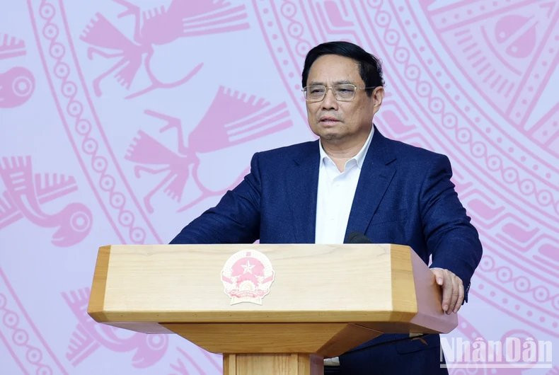 El primer ministro Pham Minh Chinh preside la reunión.